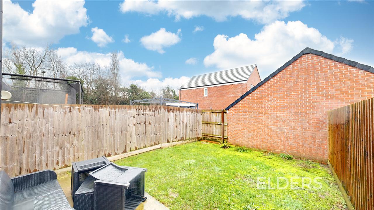 Upper Wood Close - Picture 13