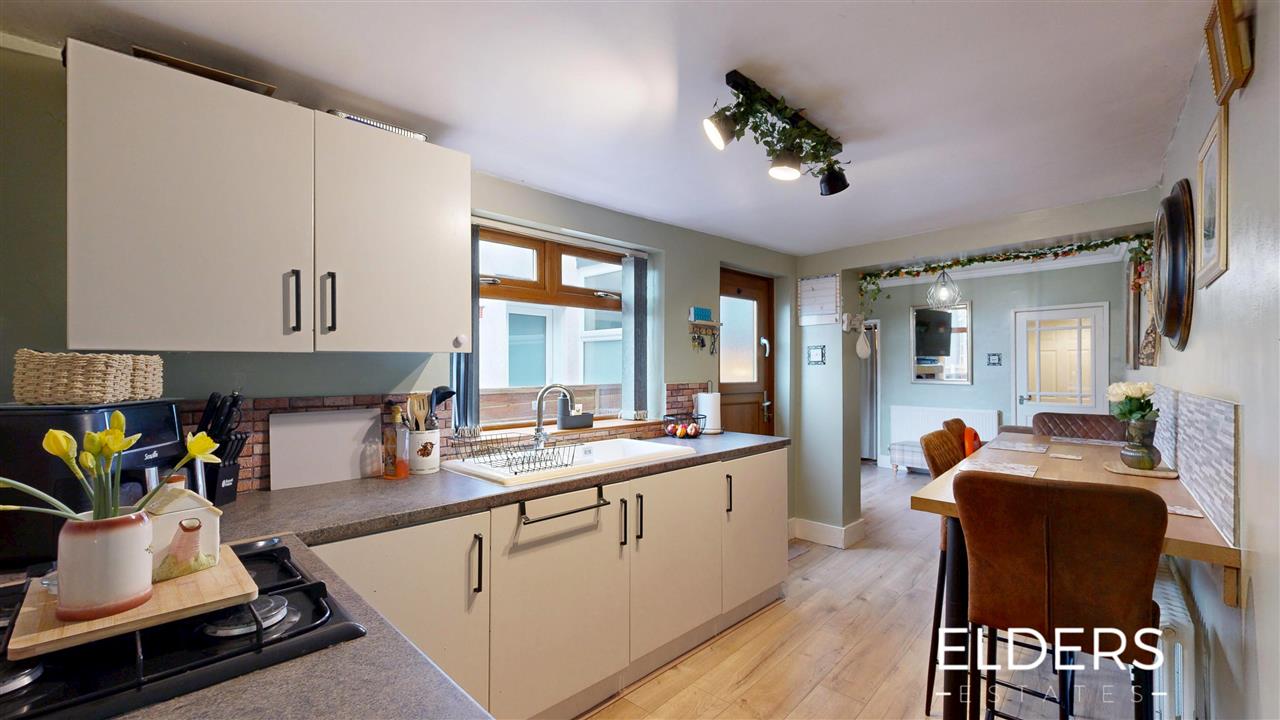 Chapel Street - Picture 11