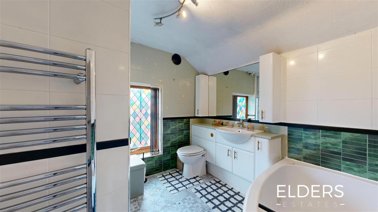 Chapel Street - Picture 20