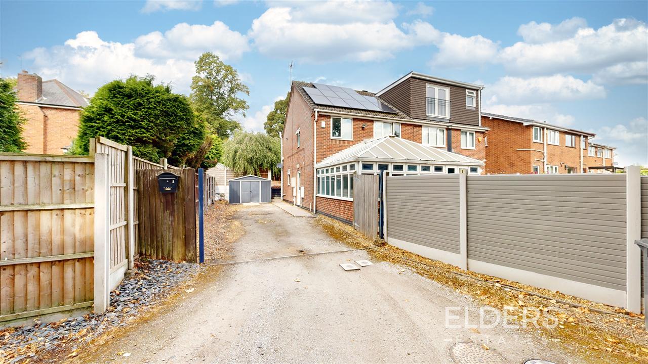 Armes Close - Picture 2