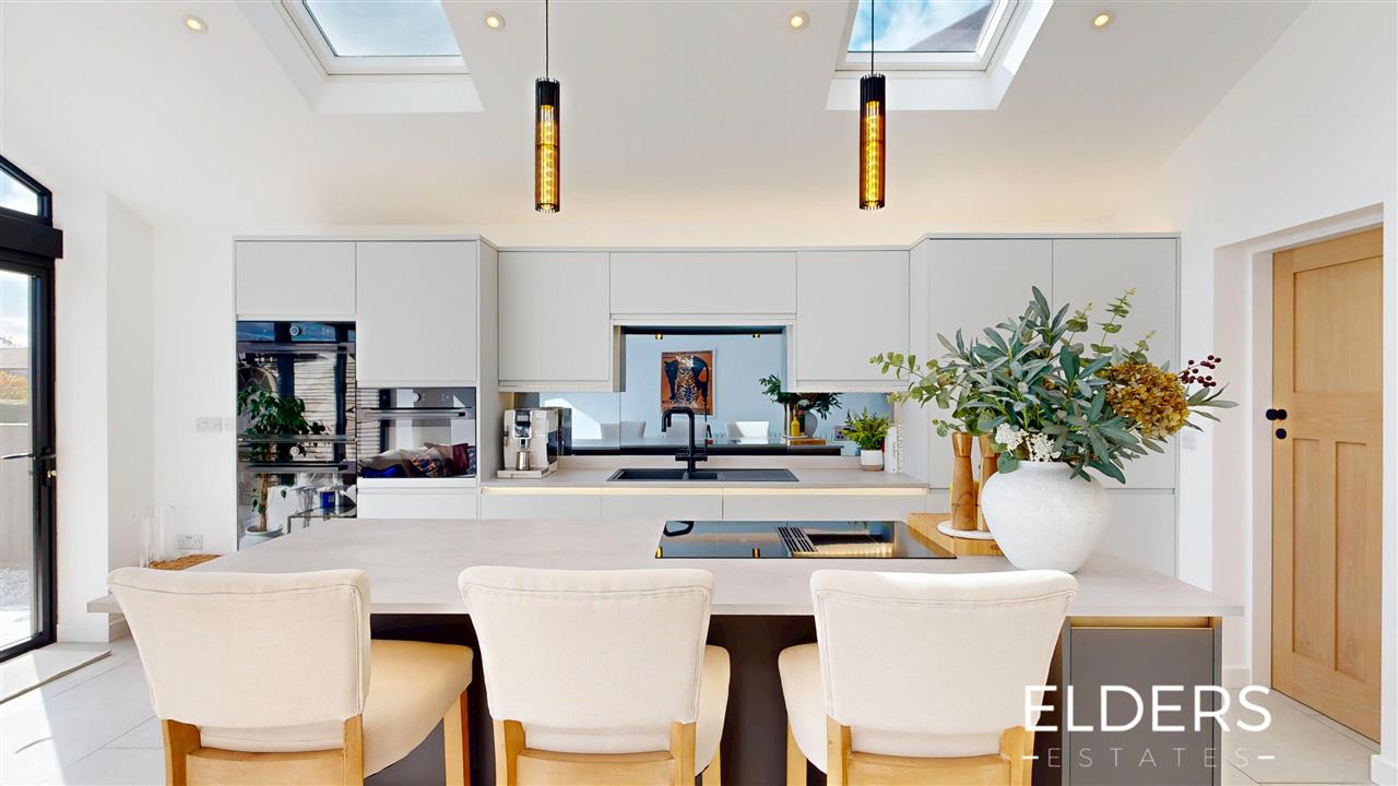 Longfield Crescent - Picture 8