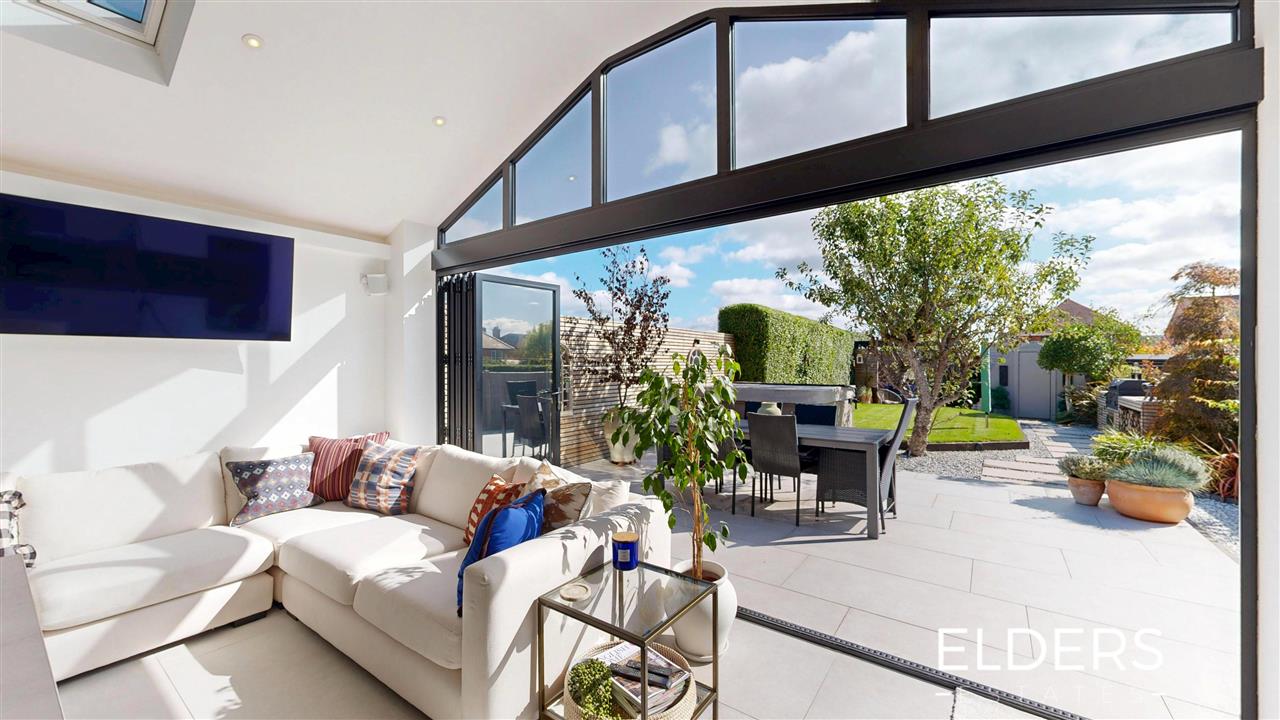Longfield Crescent - Picture 11