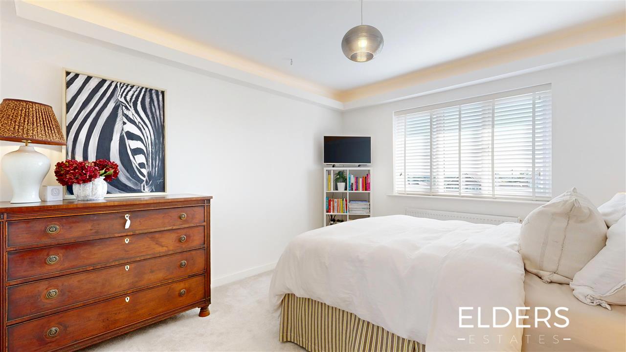 Longfield Crescent - Picture 18